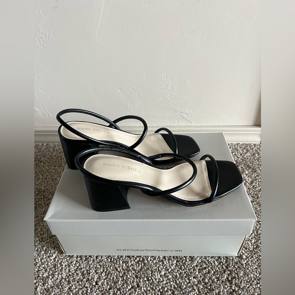 Basically new, won only once indoor. perfect for summer! - Picture 3 of 4